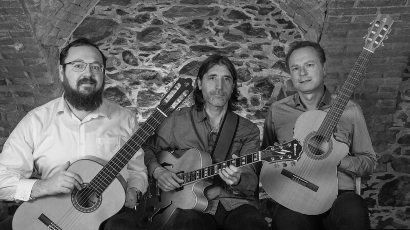 Mit "Trio Puente" haben sich drei Gitarristen unterschiedlichster Couleur zusammengefunden - sie unterhalten am Mittwoch im Kurpark.