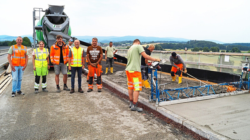 Die Vertreterinnen und Vertreter der ausführenden Firmen gemeinsam mit Tiefbauamtsleiter Markus Fischer (2. von rechts) auf der Xaver-Hafner-Brücke während der Arbeiten.