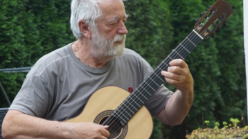 Gitarrist Milorad Romic in seinem Garten in Eichhofen. "Wir sollten ausradiert werden", erzählt er.