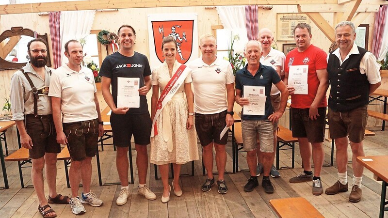 Die Vertreter der teilnehmerstärksten Vereine mit den beiden stellvertretenden Bürgermeistern, Volksfestkönigin Miriam Weiß und den Verantwortlichen der Radsportabteilung.