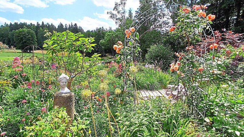 Überall in ihrem Garten hat Ingrid Hackl verwunschene Ecken geschaffen.
