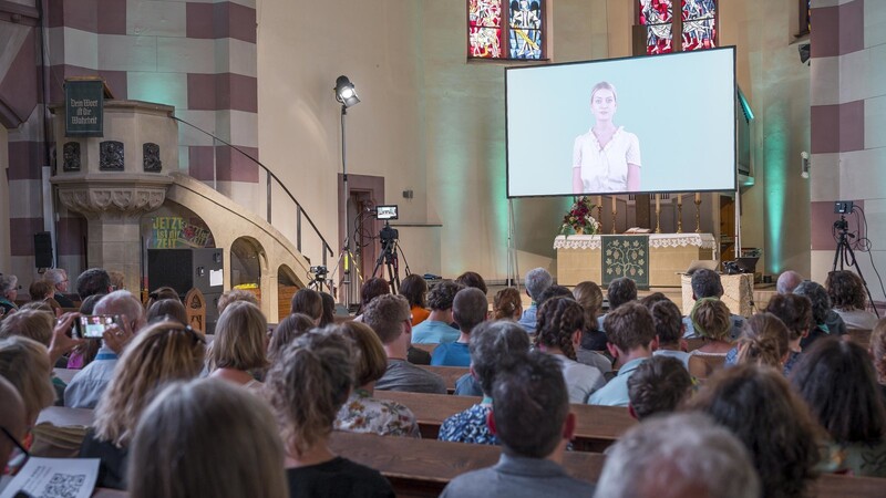 Beim Evangelischen Kirchentag fand Deutschlands erster KI-Gottesdienst statt. Dabei hat ein von der KI geschriebener Avatar Gebete, Fürbitten und Predigt übernommen.
