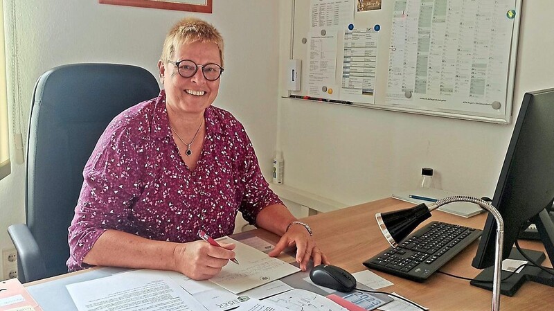 Gut gelaunt an ihrem Arbeitsplatz im Rathaus: Seit 100 Tagen ist Sabine Steinlechner - sehr gerne - Bürgermeisterin der Regentalgemeinde Grafenwiesen.