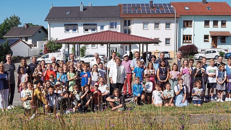 Im Verkehrsgarten Vilsbiburg versammelten sich die Schülerinnen und Schüler der besten Klassen. An der Feier nahmen unter anderem auch Eltern, Lehrer, Polizisten und die Bürgermeister aus den Sieger-Gemeinden teil.