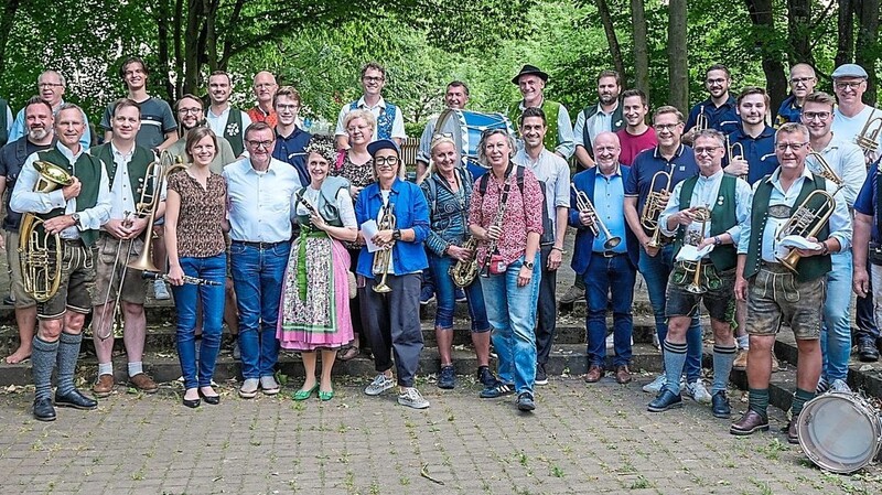 Nach 44 Jahren als Instrumentallehrer und langjähriger Leiter der Big Band am Anton-Bruckner-Gymnasium wurde der Trompeter, Jazzpianist und Organist Norbert Ziegler (vordere Reihe, 4.v.l.) von einem Überraschungs-Ensemble in den Ruhestand verabschiedet.