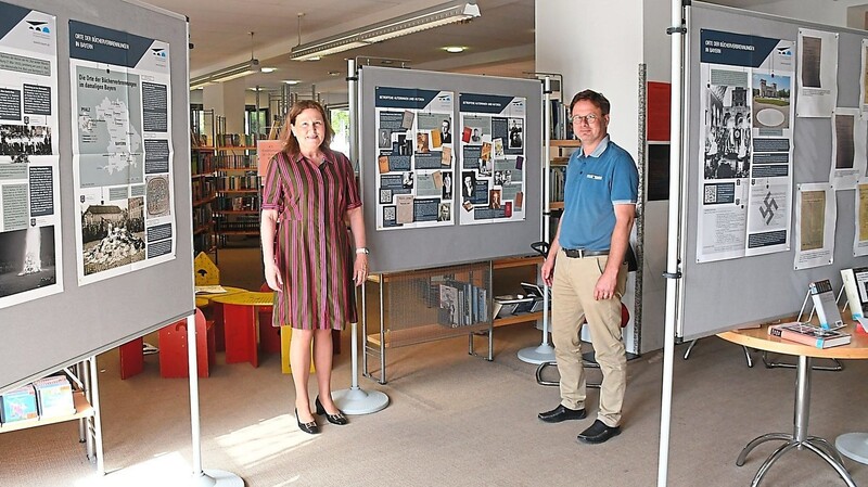 Fachschaftsleiterin Barbara Ghai und der Bibliotheksbeauftragte Christian Schüler präsentieren in der Kreis- und Stadtbibliothek eine Ausstellung zur Bücherverbrennung vor 90 Jahren.