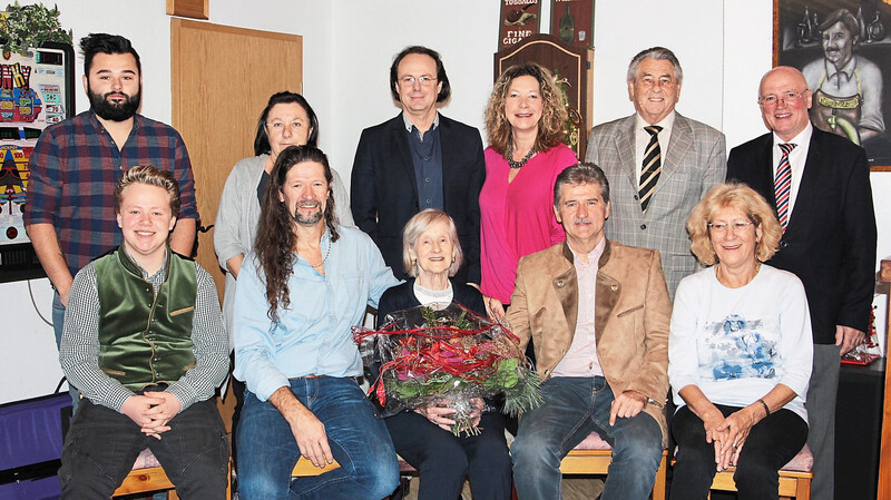 Im Kreise ihrer Familie feierte Clementine Pöppel am Samstag ihren 90. Geburtstag. Gratuliert haben auch stellvertretender Landrat Josef Egger (stehend 2. v. r.) und Bürgermeister Josef Reiser (stehend rechts).