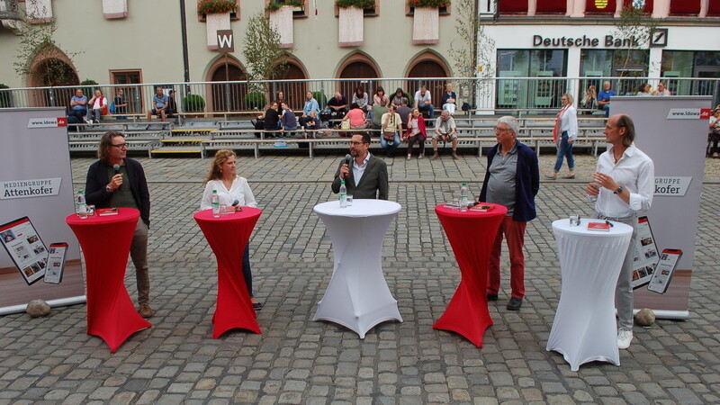 Die Diskutanten (von links) Stefan Feigel, Irmgard Lackner, Moderator Uli Karg (Landshuter Zeitung), Helmut Wartner und Michael