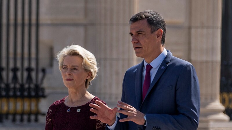 EU-Kommissionspräsidentin Ursula von der Leyen und Spaniens Premier Pedro Sanchez. Ob er nach den Neuwahlen Ende Juli im Amt bleibt, ist nicht abzusehen.