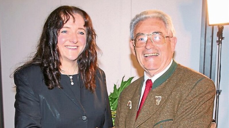 März 2014: Mit 72 Prozent wählen die Chamer Karin Bucher ein zweites Mal zur Bürgermeisterin. Ihr Vorgänger Leo Hackenspiel gratuliert.