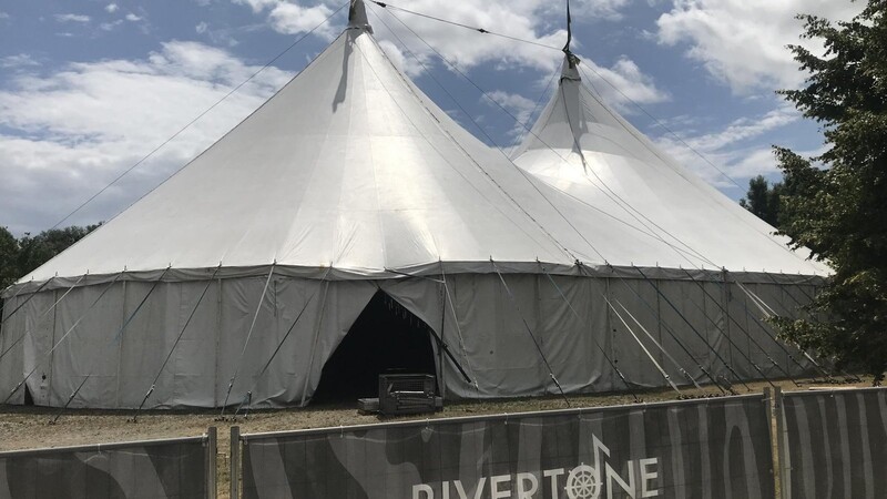 Das neue Festival-Zelt erwartet die Besucher.