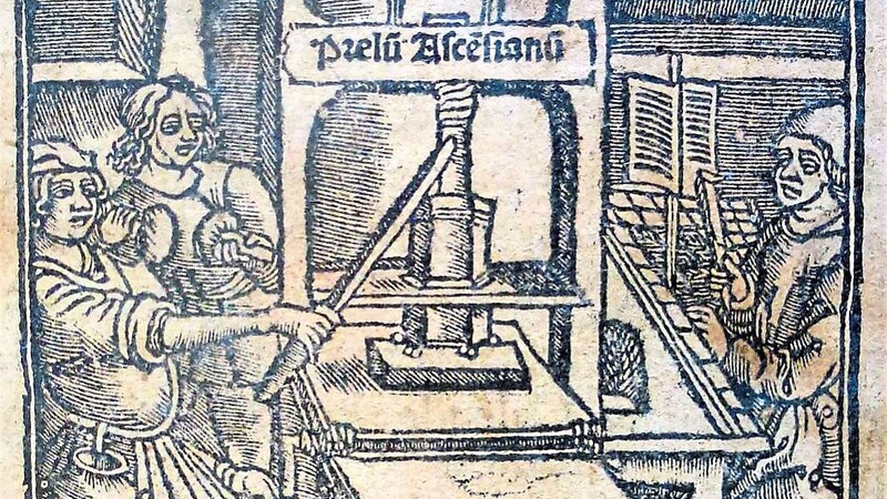 Das Foto eines Holzschnittes mit der Abbildung einer Druckerei um das Jahr 1515 aus einem Buch mit diesem Druckjahr.
