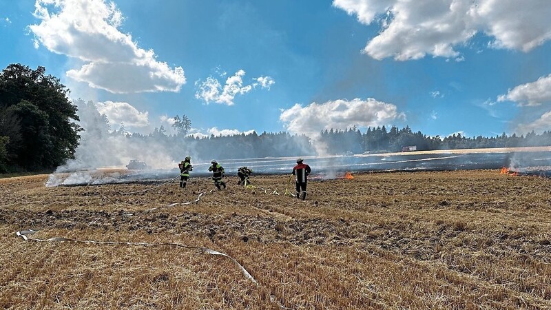 In Holzhausen bei Hackerskofen brannte ein abgeerntetes Feld.
