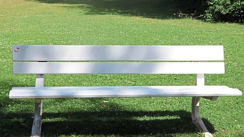 Die Schwanenfußbänke im Stadtpark müssen weiß lackierte Füße haben und sollen ausschließlich dort zu finden sein.