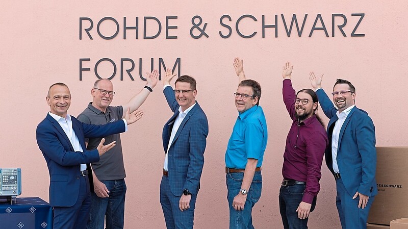 Die THD hat nun ein R&S-Forum: die Professoren Sperber (2. v. l.), Werner Bogner (3. v. r.) und Martin Schramm (2. v. r.) enthüllten mit den Managern Johann Kraus (l.), Florian Bielmeier (3. v. l.) und Stefan Zorn (r.) das Logo.