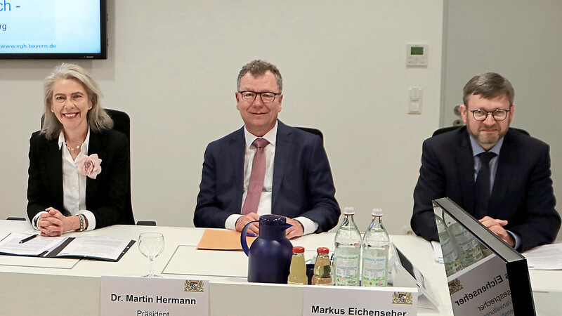 Sie sprachen über die Bayerischen Verwaltungsgerichte (v. l.): Andrea Breit (Präsidentin des BayVGH), Martin Hermann (Präsident des VG Regensburg) sowie Markus Eichenseher (Vizepräsident VG Regensburg).