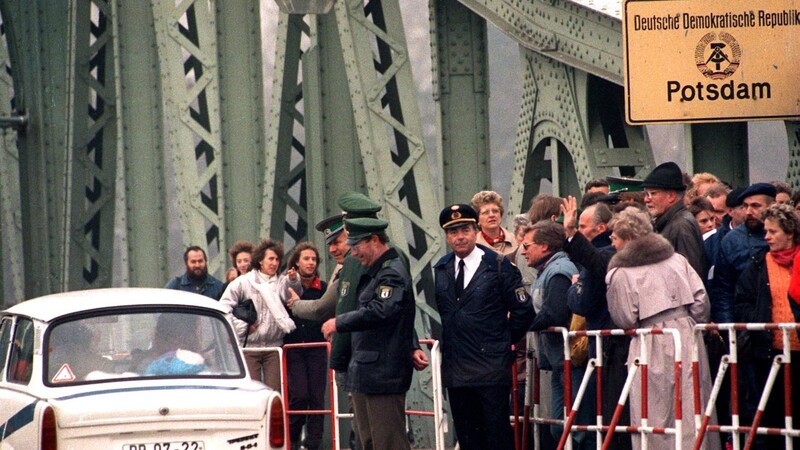 Ein Trabi überquert am 13. November 1989 die Glienicker Brücke in Berlin. Der Westen hat die Deutsche Einheit mit 1,6 Billionen Euro bezahlt.