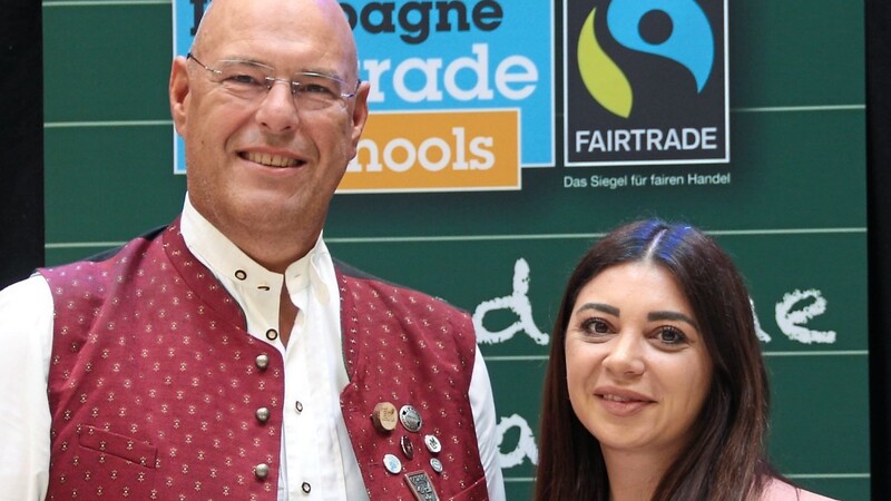Christian Ehrenreich und Yaprak Simsek sehen in der Auszeichnung der Mittelschule mit dem Fairtrade-Logo auch eine Verpflichtung.