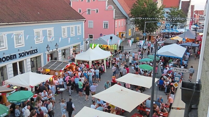 Weil die Wetterprognose sehr positiv ist, wird es auf dem Stadtplatz bestimmt voll werden.