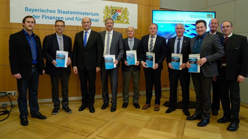 Die Bürgermeister der Kommunen freuten sich über die Förderbescheide, die sie in München von Minister Albert Füracker erhielten.