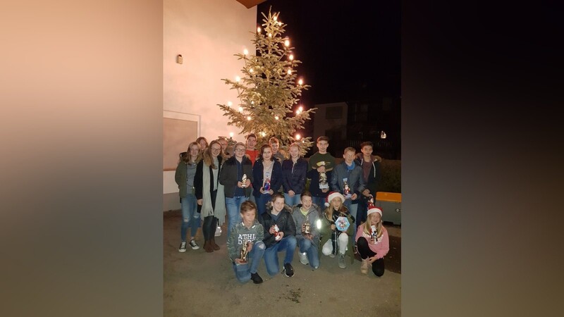 Die Teilnehmer des Nikolausschießens der Jugend vor der von Ehrenmitglied Georg Franz gestifteten Weihnachtstanne.