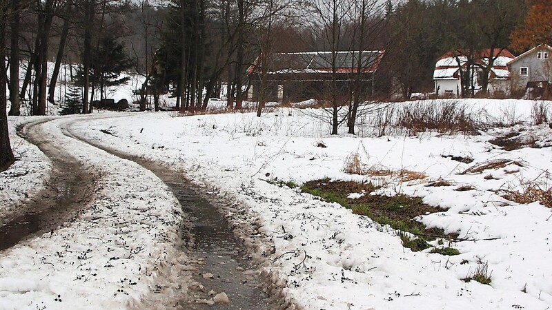 Die Zufahrt zu den Hoffmanns ist im Winter schwierig. Bis 2019 hat die Stadt Waldmünchen den Winterdienst erledigt, seitdem nicht mehr.