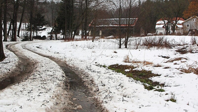 Die Zufahrt zu den Hoffmanns ist im Winter schwierig. Bis 2019 hat die Stadt Waldmünchen den Winterdienst erledigt, seitdem nicht mehr.   