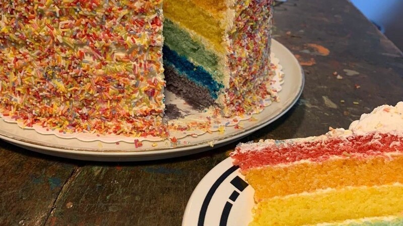 Zurgelungenen Party zum Pride Month gab es eine passende Torte.