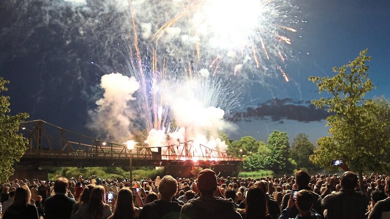 Das Feuerwerk mit Musik lockte die Massen ans Regenufer.