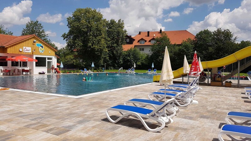 Die Gäste im Sattelbogener Freibad können sich über ein großes Becken mit Rutsche freuen.