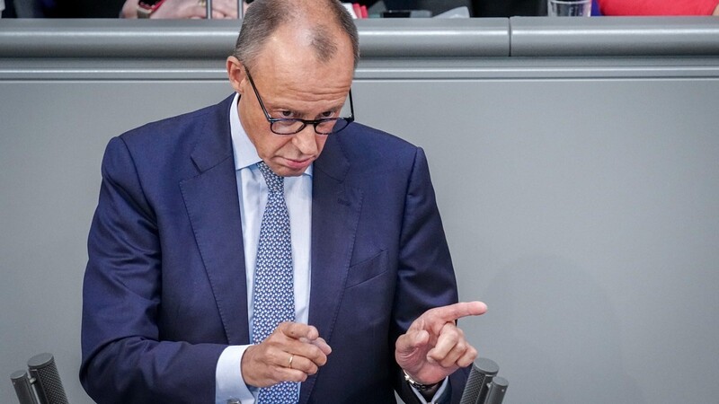 Statt abzustimmen hat der Bundestag erneut über das Heizungsgesetz debattiert. Vor allem CDU-Chef Friedrich Merz sparte dabei nicht mit heftiger Kritik an der Ampelkoalition