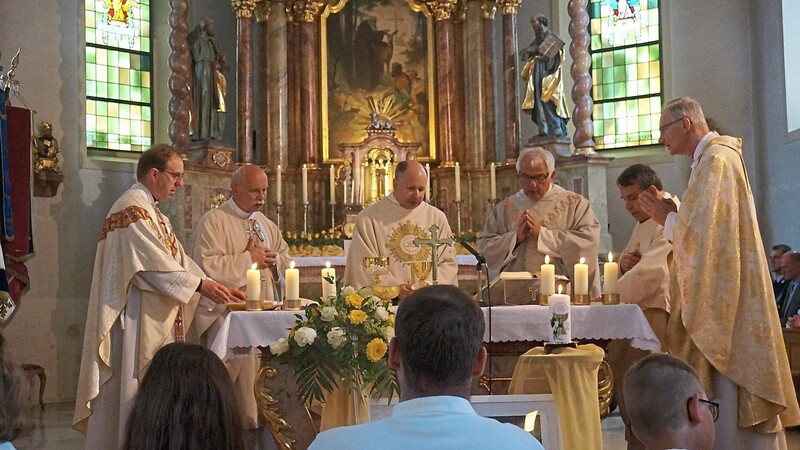 Fünf Priester am Altar (v.l.): Erich Renner, Martin Ramoser, Stefan Brunner, Manfred Wundlechner, Josef Gallmeier,Josef Schemmerer