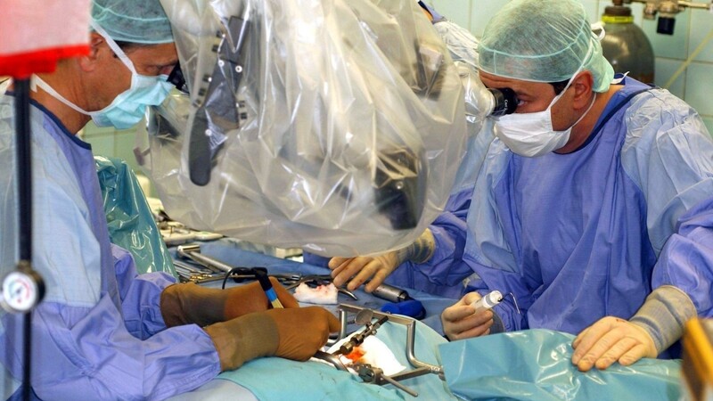 Nach einem Bandscheibenvorfall können verschiedene Eingriffe durchgeführt werden. Hier setzen Ärzte während einer Operation an der Universitätsklinik Magdeburg eine Titanscheibe als Prothese bei einem Bandscheibenvorfall ein.