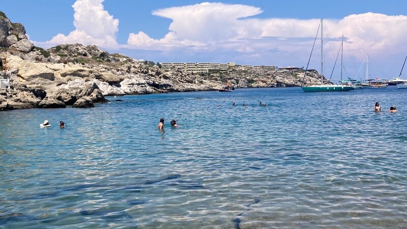 Glasklares Wasser lockt in Griechenland - so wie hier auf der Insel Rhodos - die Chamer.