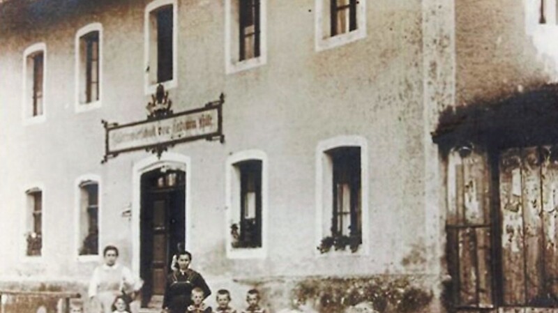 Der Gasthof Hilz um das Jahr 1920. Davor war in dem Gebäude das Gasthaus Schwarzer Adler, später das Pfatta Morgana.