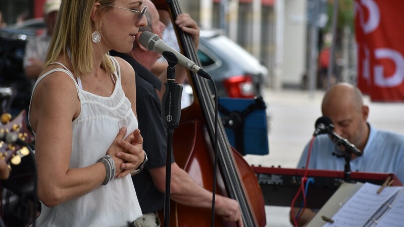 Johanna Christ-Ponnath oder und ihre Band jazz4mation zogen die Besucher am Steiner-Thor-Platz in ihren Bann.