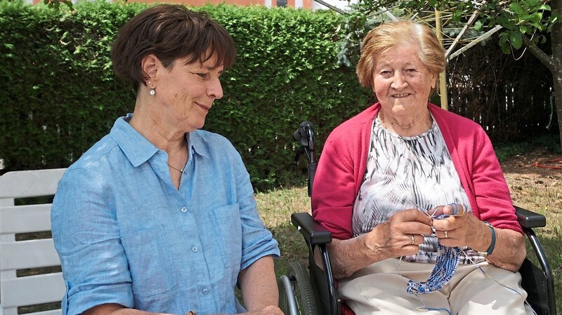 Auch beim Stricken der Jäckchen, die bald wieder Starterpakete ergänzen, hat Rosina Niedermayer stets Zeit für ein Gespräch. Claudia Grüner ist dankbar über das unermüdliche Engagement der 93-Jährigen.