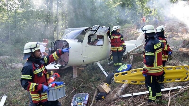 Eine ganz neue Herausforderung für alle Rettungskräfte war der Absturz einer Cessna in einem Waldstück bei Buch. Zwei Verletzte mussten geborgen und ein Waldbrand bekämpft werden.