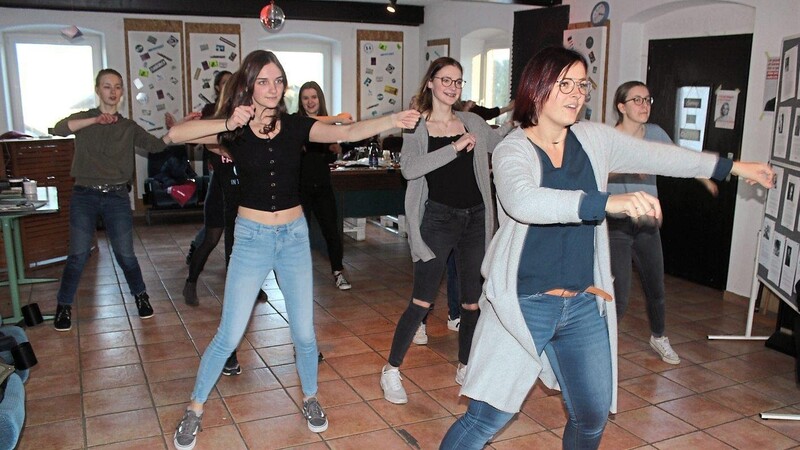 Die Mädels hatten viel Spaß beim Flashmob für "One Billion Rising". Katrin Probst (vo.) zeigte, wie es geht.