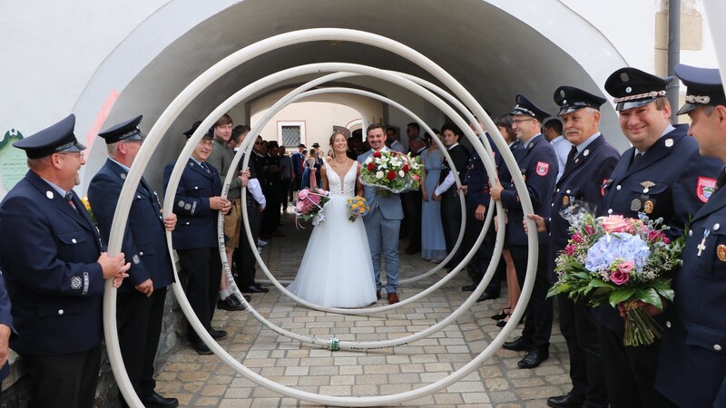 Ein langes Spalier bildeten mehrere Vereine, als das jungvermählte Paar am Samstag die Stadtpfarrkirche in Bad Kötzting verließ. Glückwünsche für die gemeinsame Zukunft durfte das Brautpaar entgegennehmen.