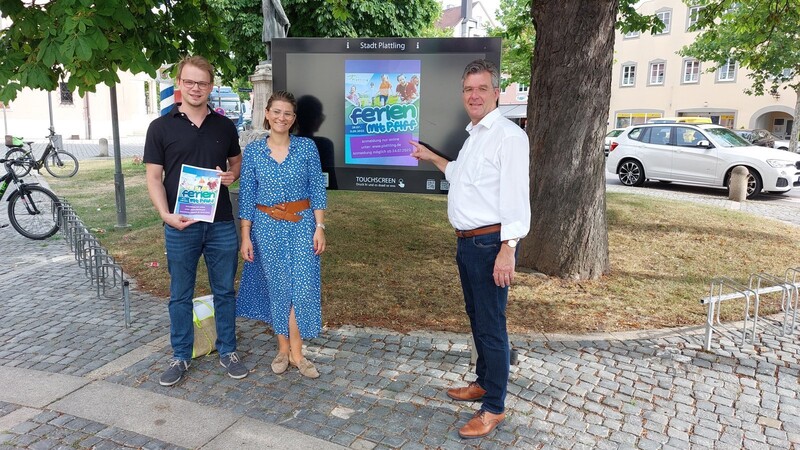 Die Stadt Plattling bietet wieder ein reichhaltiges Programm in den Sommerferien an: (von links) Jugendbeauftragter Andreas Bergmann, Kulturamtsleiterin Kathrin Tost und Bürgermeister Hans Schmalhofer.