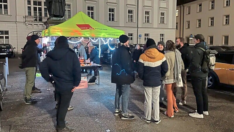 Zum Fürstlichen Weihnachtsmarkt übte die DGB-Jugend im Dezember schon einmal vor Schloss St Emmeram Kritik an den Aussagen der Fürstin. Am Freitag um 19 Uhr findet nun eine Demo statt.