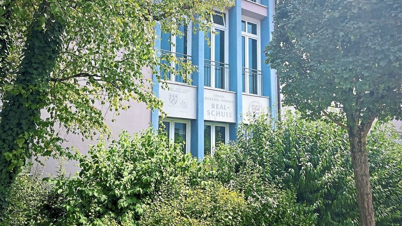 Die Herzog-Tassilo-Realschule wird erweitert - und soll einen cleane Holz-Glas-Beton-Innenausstattung erhalten.