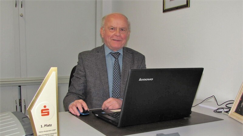 Ein Schreibtischtäter ist Franz Pestenhofer nicht. Aber der Wimpel für die "kinderreichste Gemeinde im Landkreis 2009" und das Modell des Gemeinschaftshauses stellt er sich gern an seinen Arbeitsplatz.