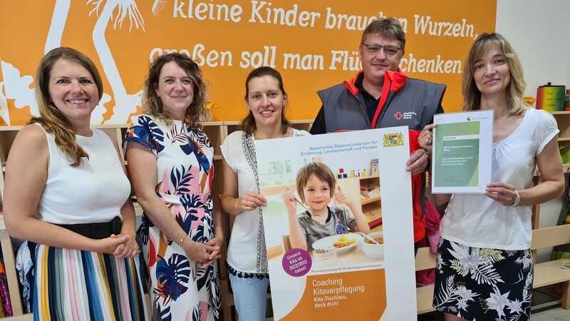 Christina Apel (Zweite von links) und Dr. Katharina Goerg (links) haben für Simone Laumer (Mitte) und deren Mitarbeiterinnen (rechts Bianca Weber) einen Gutschein dabei. BRK-Referatsleiter Stefan Raab gratuliert.