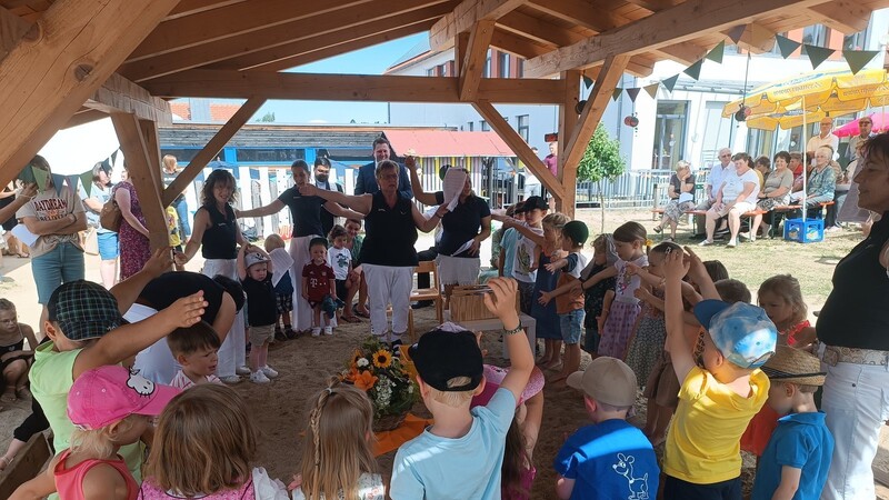 Die Kinder gestalteten den Gottesdienst im Schatten der Überdachung des Sandkastens mit.