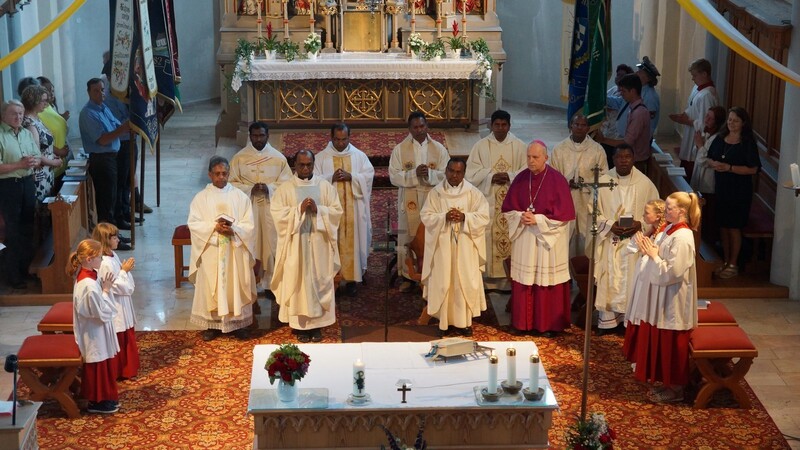Die Geistlichen und die Ministranten am Altar mit den Abordnungen der örtlichen Vereine.