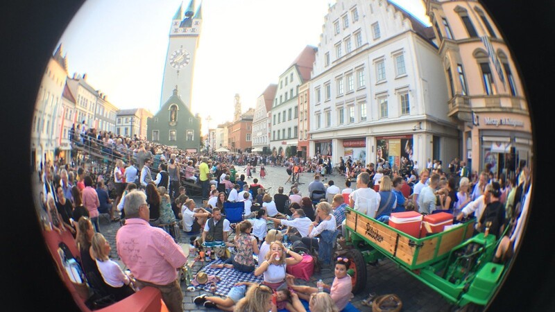 1.000 Besucher waren es 2019 beim Volksfestvorfreuden-Tribünenfest. Organisatorin Katrin Böhm hofft, dass auch heuer zahlreiche Straubinger wieder dabei sein werden.
