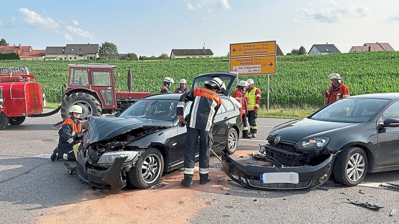 Feuerwehren aus Au und Reichertshausen säuberten die Unfallstelle.