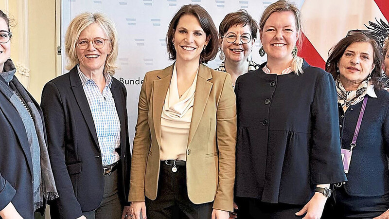Gudrun Höfter, Lisa Gerhart, Rita Högl (v.l.) trafen ebenso wie Hannelore Off, Katherina Winkelmeier, Maureen Sperling und Christine Marek (v.r.) die österreichische Ministerin Karoline Edtstadler.
